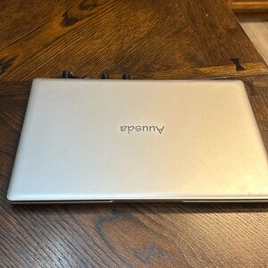 Auusda computer, used like new, original price bought 900$, selling for 750$